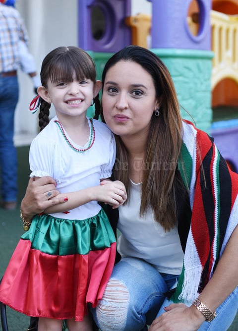 16092017 Elisa con su mamá, Ara.