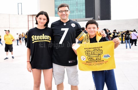 16092017 FANS DE STEELERS.  Natalia, Pepe y José Kuri.