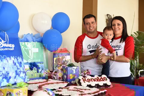 17092017 FESTEJA SU PRIMER CUMPLEAñOS.  Ronaldo Amozurrutia Soto con sus papás, Aldo Amozurrutia Cavazos y Cynthia Soto.