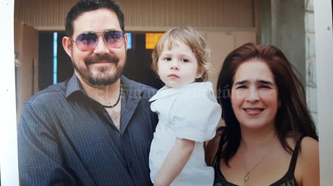 18092017 EN FAMILIA.   Iker e Idoia con su sobrino, Julen.