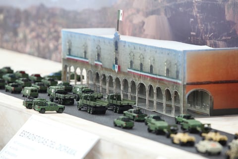 Coleccionistas aportaron sus objetos y dedicaron tiempo para elaborar también unas réplicas de los edificios aledaños al primer cuadro de la capital.