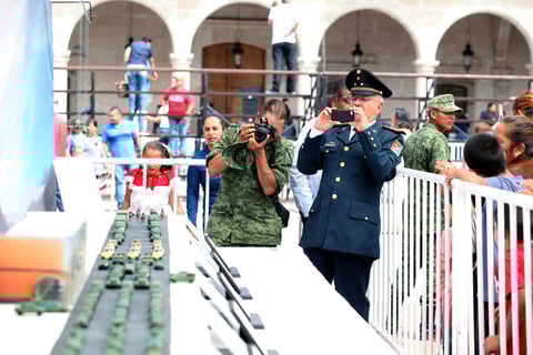 Ciudadanos y mandos militares se acercaron para admirar el detalle de vehículos y soldados, que en distintas posiciones mostraban la posición de marcha.