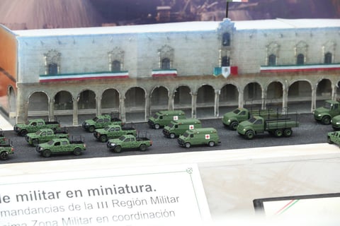 En la muestra había réplicas de los diferentes tipos de vehículos empleados por los militares.