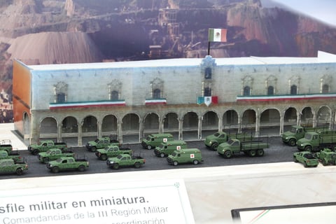 Un montaje realizado en la plaza IV Centenario, en lo que en un comunicado calificaron como inédito, los apasionados colocaron cientos de pequeñas piezas militares para simular el paso del contingente militar por la avenida 5 de Febrero.