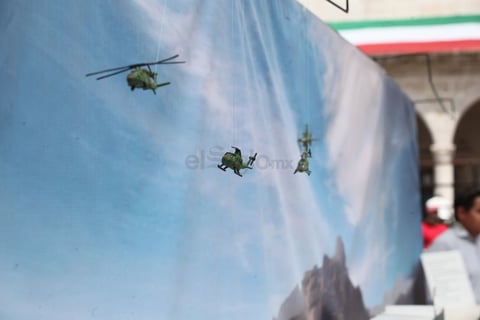El Club de Coleccionistas de Durango aprovechó el acervo del desfile cívico-militar para realizar una actividad similar... en miniatura.