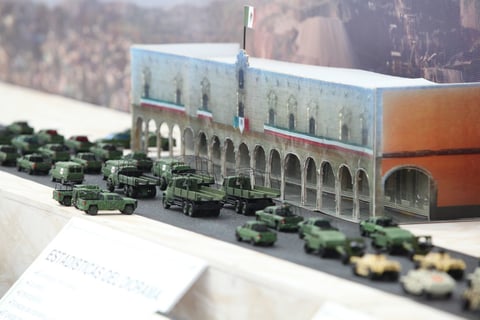 Coleccionistas aportaron sus objetos y dedicaron tiempo para elaborar también unas réplicas de los edificios aledaños al primer cuadro de la capital.