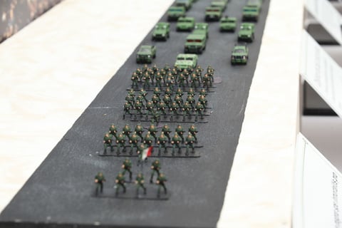 Llamó la atención de los asistentes que también se representaron las formaciones del desfile.