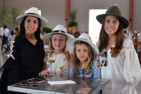 Malena, Linzy, Elena e Iliana