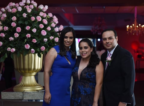 Emilia acompañada de sus papás, Cynthia y Roberto