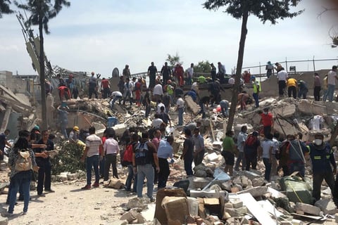 El presidente Enrique Peña Nieto viajaba rumbo a Oaxaca al momento del temblor, pero informó por medio de Twitter que regresaba para atender la situación.