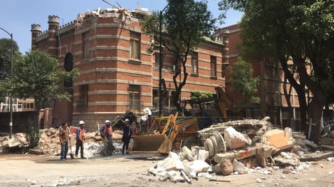 En Twitter se reportó que se abrió una grieta en las inmediaciones de la terminal 2 del AICM, en tanto la cuenta del mismo aeropuerto informó que se revisa infraestructura de las pistas.