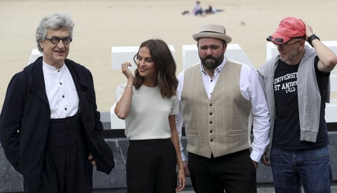 El realizador alemán, Wim Wenders (i), posa junto a los actores, Alicia Vikander, y Celyn Jones, asi como el escritor, Jonathan M. Legard, tras presentar el filme.
