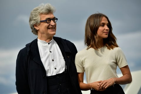 Alicia Vikander estuvo acompañada por el director Wim Wenders.