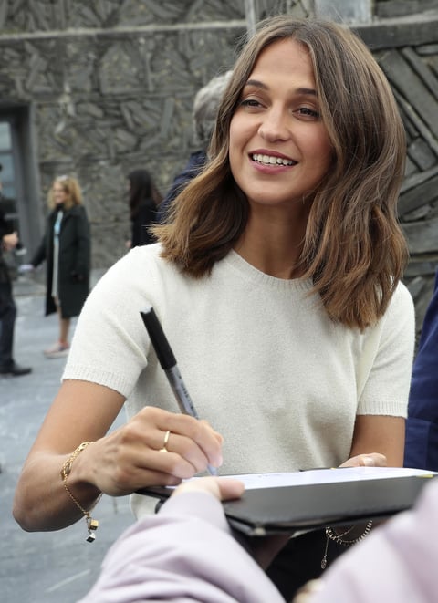 La actriz Alicia Vikander atiende a los fans tras presentar su película que compite en la Sección Oficial de la 65 edición del Festival Internacional de Cine de San Sebastián.