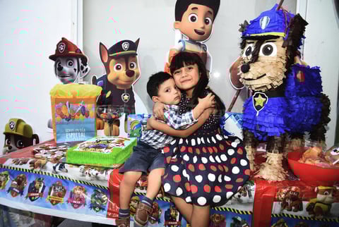23092017 DOS AñOS DE VIDA.  Claudio Rivas Martínez fue agasajado con una divertida fiesta que le organizaron sus papás, Alejandro Rivas y Claudia Martínez, por su cumpleaños. En la imagen, lo acompaña su hermanita, Luciana.