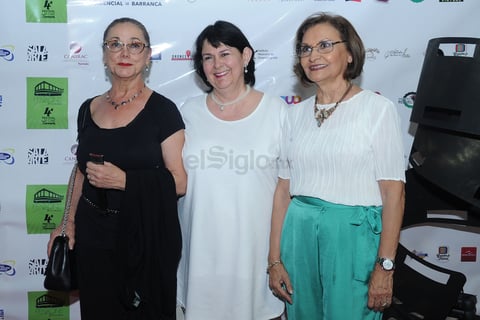 Por la alfombra roja desfilaron invitados especiales.