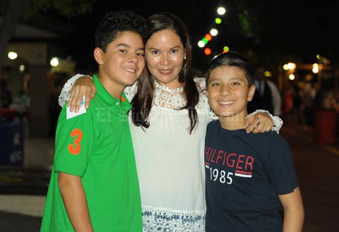 Erick Sotomayor Ruiz
 NOCHE MEXICANA CLUB SAN ISIDRO.
Rogelio,Miriam y Chris.