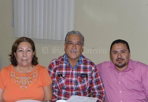 Erick Sotomayor Ruiz
 DESAYUNO EN UANE CON DIRECTORES Y ORIENTADORES 2017 CONFERENCISTA MAESTRO JAIME ANTONIO REQUENES LUEVANO TEMA LAS TENDENCIAS MENTALES Y EMOCIONALES EN LA EDUCACION DE LIDERAZGO.
Lourdes Lozoya,Fernando Gomez y Rolando Valdez.