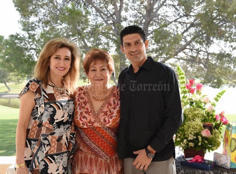 Erick Sotomayor Ruiz
 CUMPLEAÑOS JUANA MARIA ENRIQUEZ MESTAS.
Acompañada de sus hijos Pily y Martin.