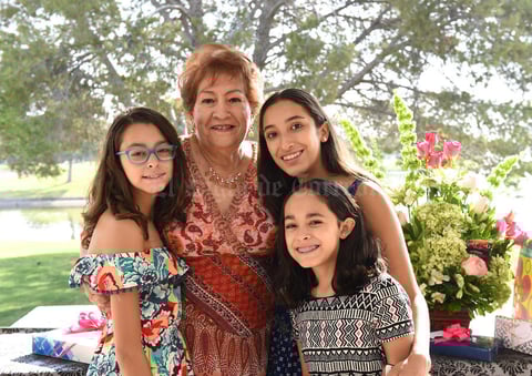 Erick Sotomayor Ruiz
 CUMPLEAÑOS JUANA MARIA ENRIQUEZ MESTAS.
Acompañada de sus nietos Ana Cristina,Ximena y Valeria.