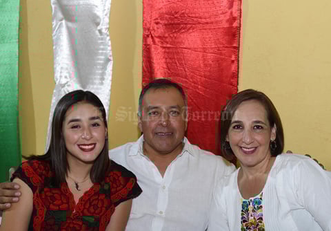 Erick Sotomayor Ruiz
 CUMPLEAÑOS SRA DOLORES NAZER DE TORRES.
Nadia,Marcos y Gaby.