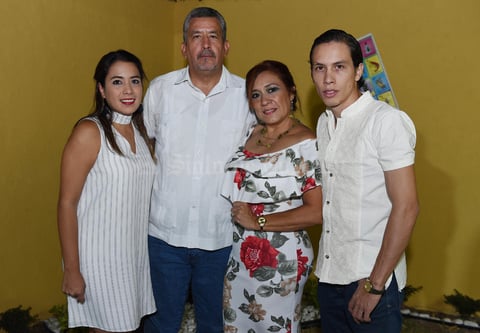 Erick Sotomayor Ruiz
 CUMPLEAÑOS SRA DOLORES NAZER DE TORRES.
Maymis,Jaime,Valeria y Valente.