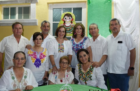 Erick Sotomayor Ruiz
 CUMPLEAÑOS SRA DOLORES NAZER DE TORRES.
88 AÑOS.
Acompañda de sus hijos Lety,Charo,Martha,Silvia,Jaime,Carlos,Chuy,Gaby y Arturo.
