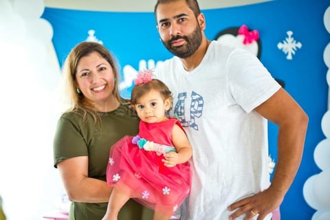 26092017 CUMPLE UN AñO DE VIDA.  Laura Heldt de Moura con sus papás, Michele Heldt y Thiago Moura.