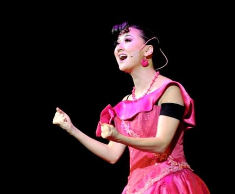 Estuvo por seis años en el musical Mentiras, donde fue la única actriz en interpretar a las cuatro protagonistas.