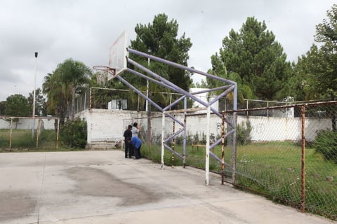 En la División del Norte, el negrito en el arroz son los tableros de la cachas de baloncesto quebrados.