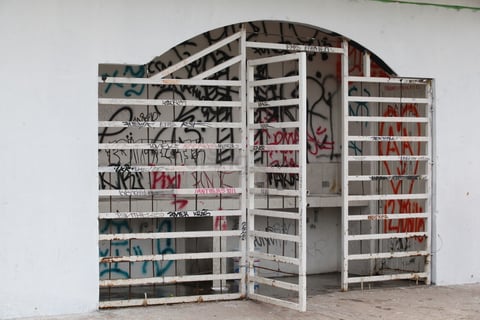 En las demás unidades se observaron secuelas de vándalos y los grafitis.