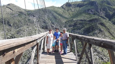 28092017 EN EL PUENTE DE OJUELA.  Manuel y Asun con su hijo, Manuel Iñaki, y sus nietas.