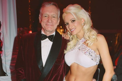 Holly Madison, la novia número 1 de Hef mientras se filmaba la primera temporada de The girls next door, también pasó a ser una mujer importante en la vida del empresario. Ella vivió con Hefner mientras él tenía ocho novias hasta que finalmente quedaron tres y ella pasó a ser la número uno.
En varias oportunidades Madison insinuó que quería casarse y tener hijos junto a Hugh, pero finalmente se fue de la mansión.