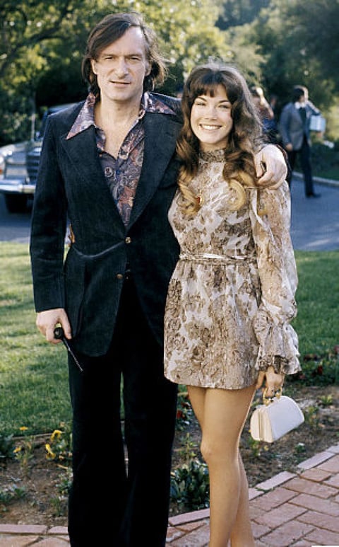 Tras el divorcio de Williams, Hugh Hefner se volvió cercano con una de sus modelos, Barbie Benton, 24 años más joven; una diferencia de edades que se mantendría en las futuras relaciones del magnate de la bata y pipa.