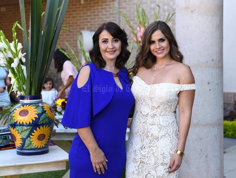 Mariana con Dora Sánchez, organizadora del festejo