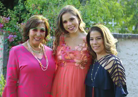 Con su mamá, Griselda Cano de Dipp, y su suegra, Camis Lozoya de Castillo