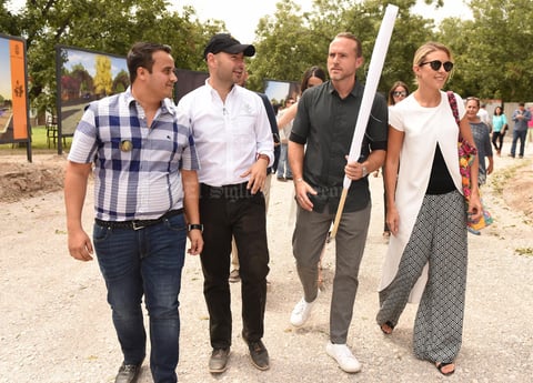 Ricardo Félix y Carlos Sada con los actores Erik Hayser y Fernanda Castillo