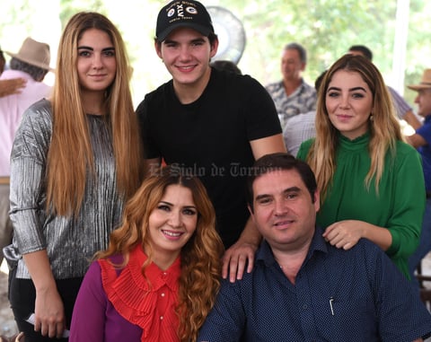 Yoanna, Juan, Erika, Sandra y Juan Rubén