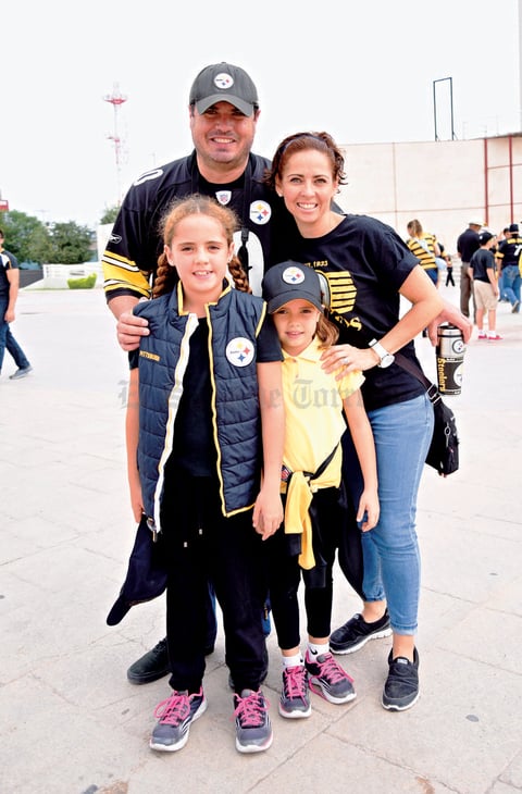 30092017 EN FAMILIA.  Leopoldo, Roberta, Maryroby e Isabel.