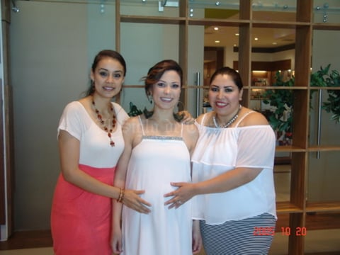 30092017 BABY SHOWER.  María con Claudia y Karla.