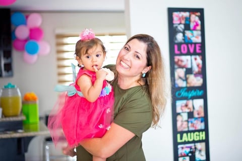 30092017 UN AñITO DE VIDA.  La pequeña Laura con su mamá, Michele Heldt.
