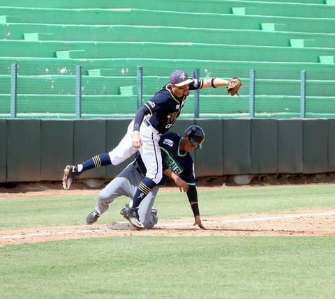 Los Generales de Durango mostraron garra y entrega en el partido inaugural de la Liga Mayor de Béisbol de La Laguna al derrotar 3-2 a Rieleros de San Pedro.