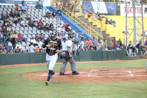 En el cierre del noveno rollo Isidro Piña conectó sencillo y avanzó a segunda con wild pitch, entró a correr José Vega.
