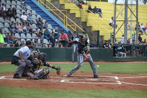 Irving Ruiz conectó imparable profundo al jardín izquierdo para llevar a Vega a la registradora y darle la victoria a Generales en el duelo inaugural de la Liga Mayor de Béisbol de La Laguna.