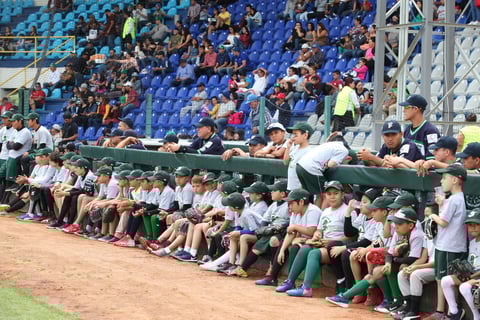 La escuadra infantil de béisbol de los Generales estuvo presente.