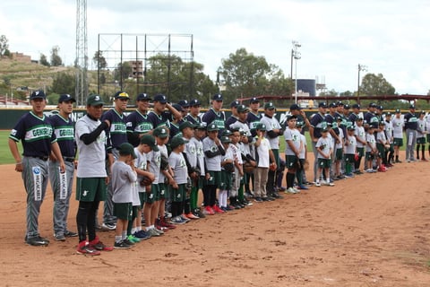 Corta, pero emotiva ceremonia de inauguración y presentación de jugadores se llevó previo al partido.