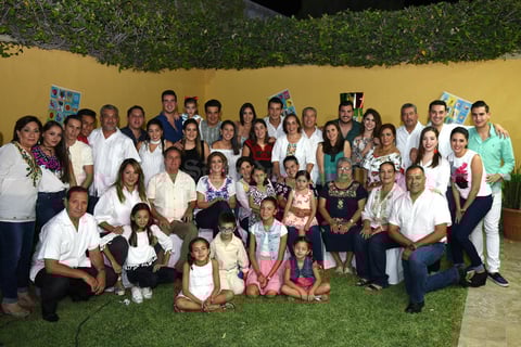 02102017 FESTEJA 88 AñOS DE VIDA.  Dolores Nazer de Torres rodeada de sus seres queridos.