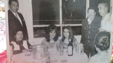 01102017 Don Alfredo Alarcón, José Alfredo Jiménez, Magaly Alarcón, Alicia Juárez y don Humberro Hilario, en el festejo de los 25 años de Bodas de plata de los Alarcón y también del cantautor en 1972. Casa de la Familia Alarcón festejando Bodas de plata de los Alarcón y 25 aÃ±os como cantante de José Alfredo Jiménez.