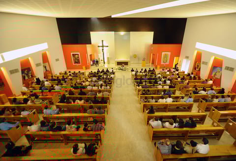 El sacerdote Víctor Gómez fue el encargado de oficiar la eucaristía, misma que dio inicio a las 19:15 horas.