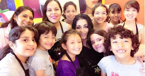 04102017 LA FOTO DEL RECUERDO.  Integrantes del Taller Colores, con su maestra, Ale R de la Peña, alistan los últimos detalles para su próxima exposición, 'Asústame panteón', que se exhibirá en el atrio principal de Plaza Cuatro Caminos.